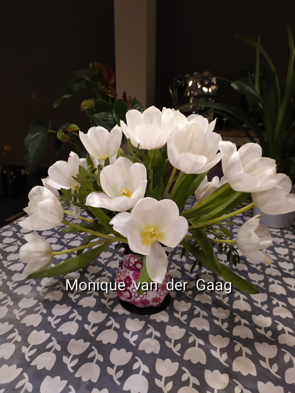 IB-017 | Handgebonden boeket - met tulpen   Monique van der Gaag (voorheen Vlijtig liesje) 